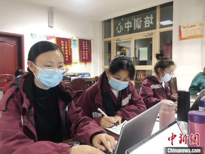 圖為流調(diào)隊(duì)員夜以繼日工作?！±顏嗛?　攝