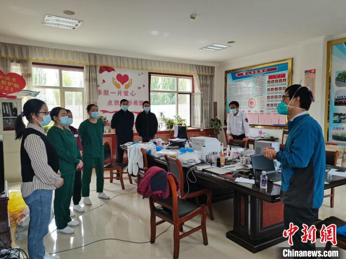圖為流調(diào)隊(duì)安排部署工作。　李亞楠 　攝