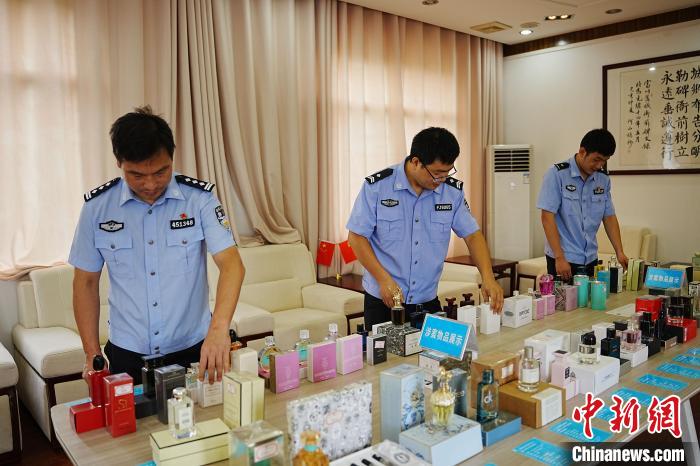 圖為警方查獲的涉案物品?！≠R州警方供圖