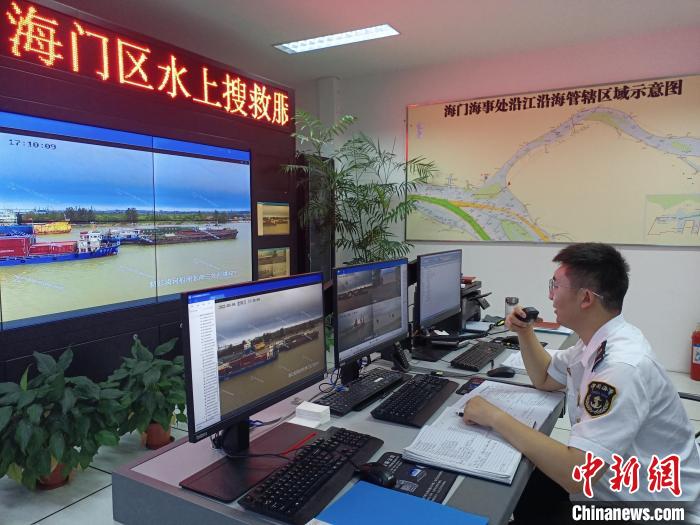 海事工作人員通過視頻系統(tǒng)觀看江面情況?！∧贤êＪ戮止﹫D