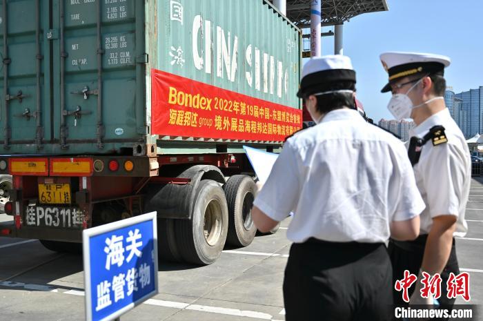 圖為海關(guān)查驗。　俞靖 攝