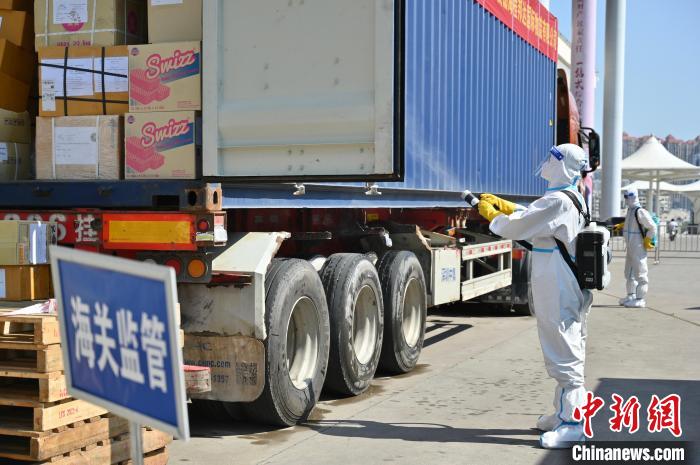 圖為貨物消殺?！∮峋?攝