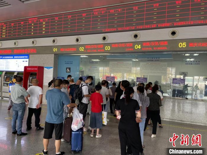 圖為9月5日的重慶北站售票窗口?！≈貞c北站供圖