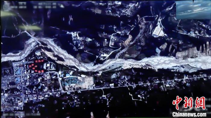 航拍地震后的瀘定震區(qū)一角?！◎v盾科創(chuàng) 攝