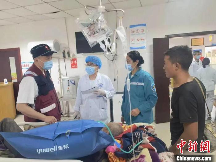 救治現(xiàn)場(chǎng)?！∷拇ㄊ≈嗅t(yī)藥管理局供圖