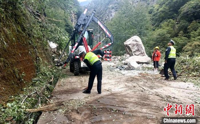 交警和救援力量正在疏通受損道路。　甘孜州公安局供圖