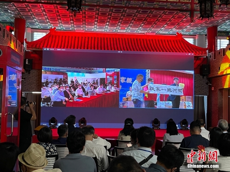 圖為北京會場，畫面中臺灣同胞在展示書法作品。 <a target='_blank' href='/'>中新社</a>記者 朱賀 攝