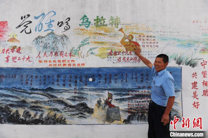 圖為謝建民介紹自己出的墻報(bào)?！『鷸|育 攝