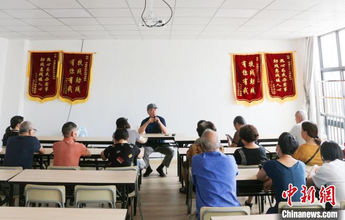 “陽光家園”成員聽講座現(xiàn)場?！⒂?攝