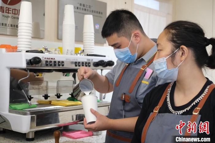 作為“多？幸?？Х瑞^”的咖啡師，吳佳辰與4名同樣患有自閉癥的員工正式開啟朝十晚七的職業(yè)生涯 查晨琛 攝