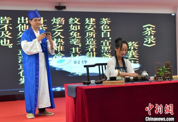 臺胞茶藝師在兩岸社區(qū)交流中心演繹古風(fēng)茶韻?！蚊?攝