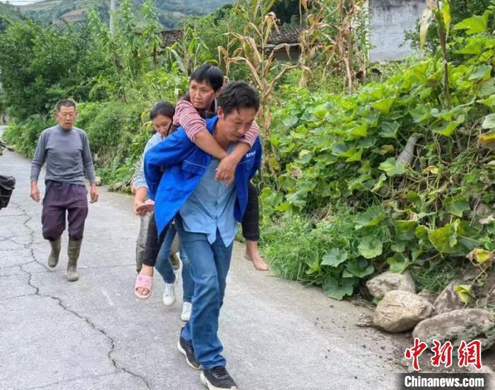 震后，轉(zhuǎn)移受災(zāi)群眾?！≈煸?攝