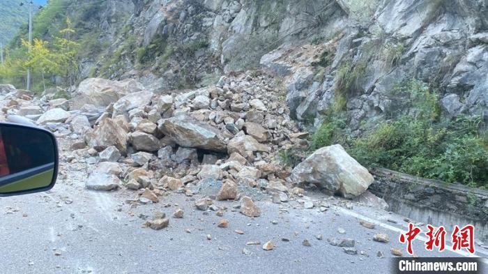 前往震區(qū)的道路沿途有垮塌和落石。　四川森林消防供圖