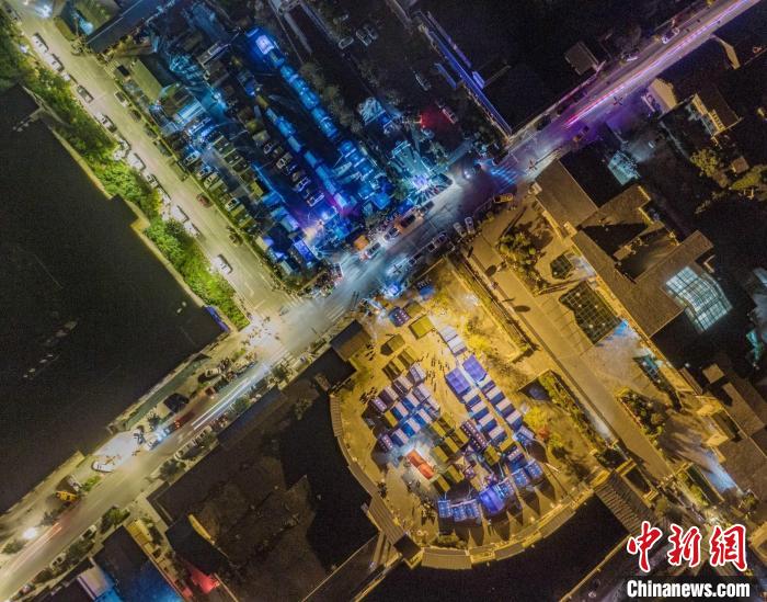 瀘定縣磨西古鎮(zhèn)震后的第一夜。　王鴻飛 攝