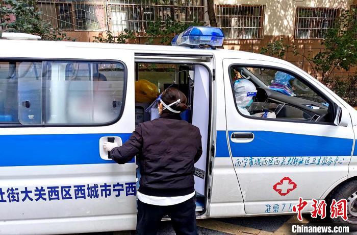 圖為李啟花護(hù)送病人上救護(hù)車?！±钪句h 攝