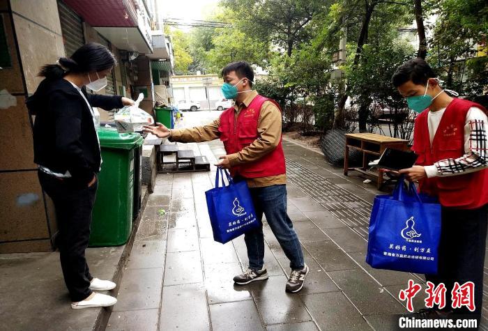 圖為“紅色幫幫團(tuán)”志愿者為居民送去代購(gòu)藥品?！±钪句h 攝