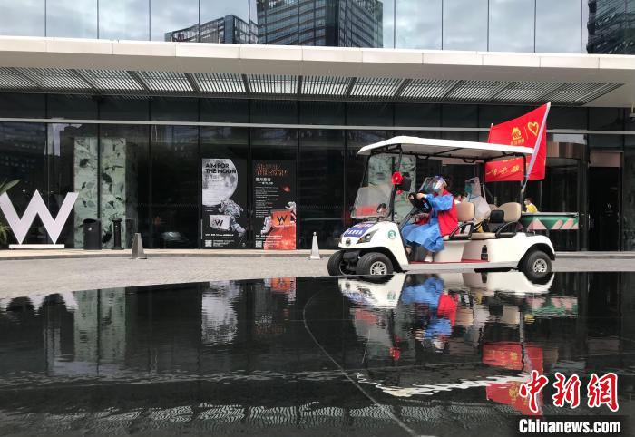 “招手即停，掃碼即做”成都街頭推出“流動核酸采樣車”