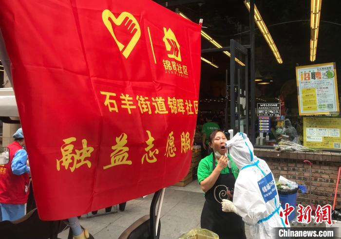 成都街頭，流動核酸采樣車正在進行核酸采樣?！⊥趵?攝
