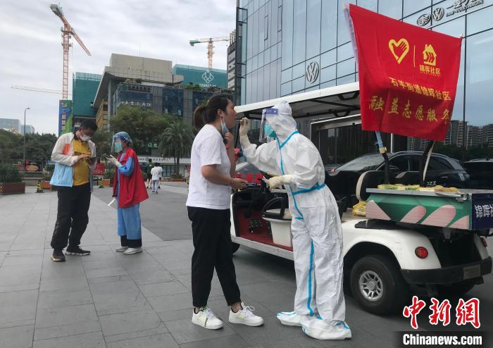 流動核酸采樣車正在進行核酸采樣，掃碼、采樣同步進行，用時不到1分鐘?！⊥趵?攝