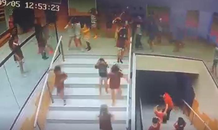 帶領孩子撤離畫面 滎經縣委宣傳部 供圖
