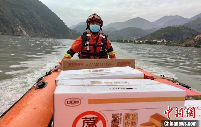 森林消防員正在運(yùn)送食品前往道路中斷的受災(zāi)區(qū)域。　四川森林消防供圖