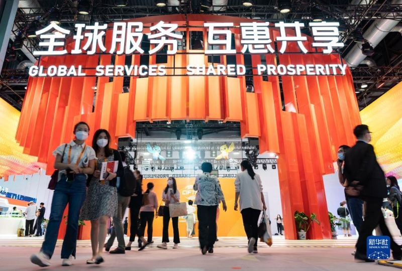 9月1日，觀眾在國(guó)家會(huì)議中心參觀中國(guó)服務(wù)貿(mào)易成就展專區(qū)。新華社記者 才揚(yáng) 攝