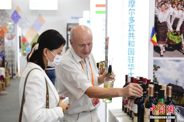 摩爾多瓦參展商在服貿(mào)會(huì)首鋼園展區(qū)為參觀者介紹商品。 中新社記者 田雨昊 攝