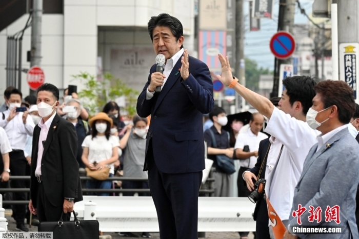 當(dāng)?shù)貢r(shí)間7月8日，日本前首相安倍在奈良市進(jìn)行演講時(shí)遭到槍擊。日媒稱，嫌疑人已被警方控制。圖為日本前首相安倍晉三在遭遇槍擊前，正在進(jìn)行街頭演講。圖片來源：視覺中國