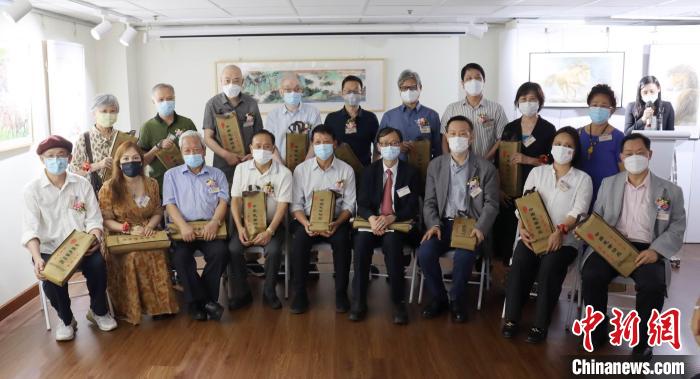 參展的藝術導師和主禮嘉賓合影?！∷囆g香港 攝