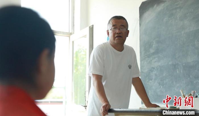 姚建是三墩小學(xué)的校長，也是學(xué)校二年級的數(shù)學(xué)教師?！垐@園 攝
