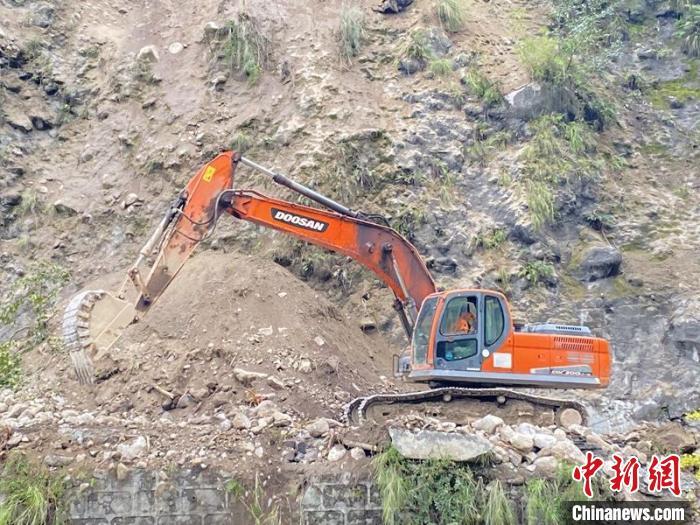 中國安能搶險人員全力搶通震區(qū)受損道路?！≈袊材?