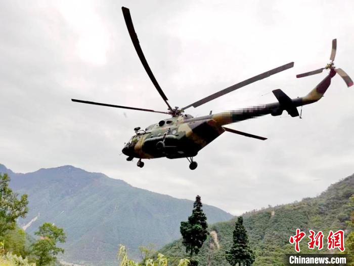 直升機(jī)為共和村投送物資?！∷拇ㄉ窒?攝