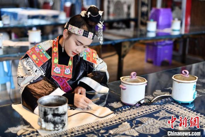 苗族蠟染云課堂親子活動廣州進行貴州“蠟染媽媽”遠程指導