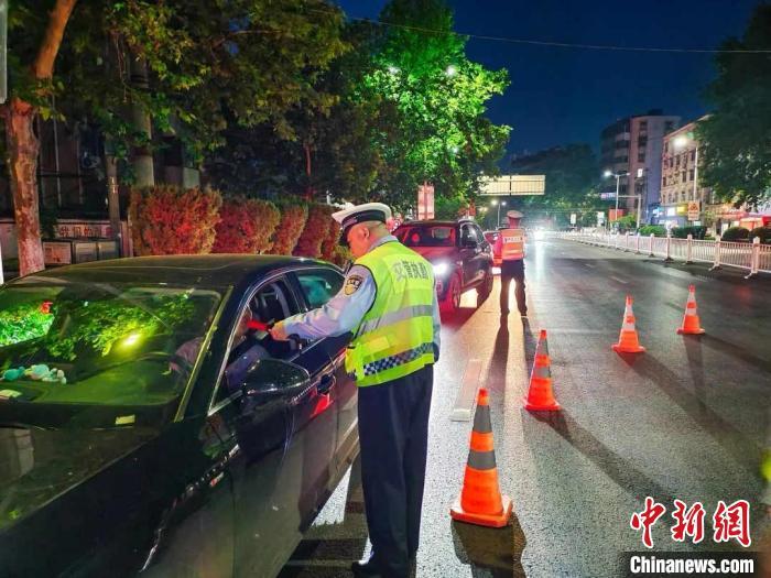 資料圖：交警設(shè)卡查酒駕?！“不帐」矎d交警總隊(duì)供圖