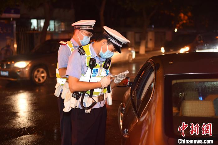 資料圖：天津民警正在對車輛進(jìn)行檢查。天津市公安局供圖