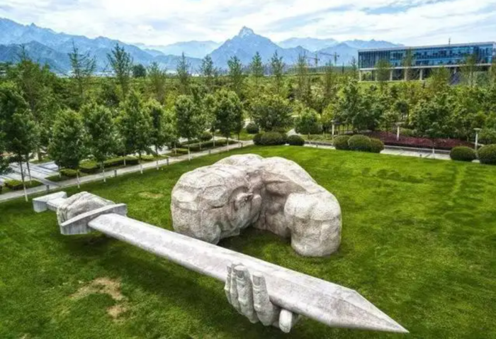圖為西北工業(yè)大學(xué)著名的“為國鑄劍，隱姓埋名”雕塑