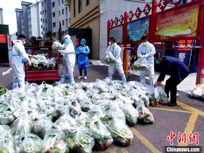 圖為志愿者分揀物資?！∥鲗幨型êＢ方值拦﹫D