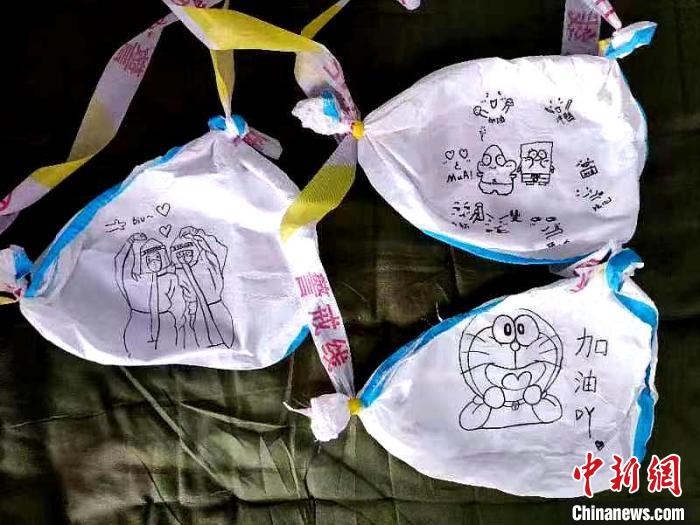 圖為志愿者創(chuàng)作的“最萌戰(zhàn)包”?！∥鲗幨型êＢ方值拦﹫D