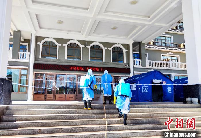 圖為現(xiàn)場(chǎng)消殺作業(yè)。　青海省地方病預(yù)防控制所 供圖