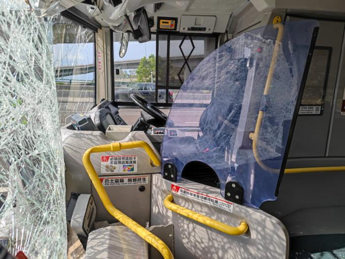 巴士車廂損毀，車頭擋風(fēng)玻璃破裂。圖片來源：香港星島網(wǎng) 梁國峰攝
