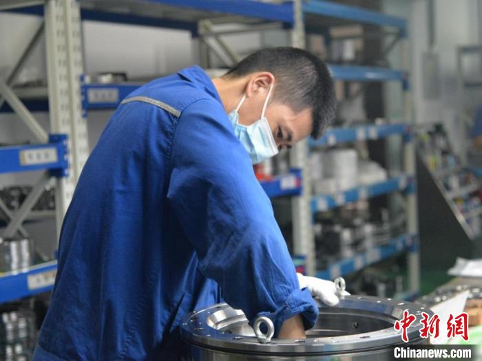 中密控股員工在一線生產(chǎn)?！≈忻芸毓?供圖