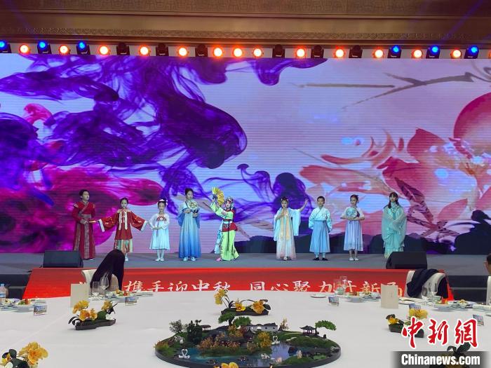 圖為港澳臺(tái)僑人士子女表演漢服秀?！五?攝