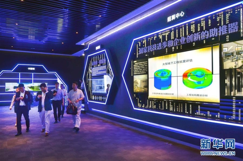 這是上海市靜安區(qū)市北高新企業(yè)AI體驗(yàn)館(2019年7月23日攝)。該體驗(yàn)館匯集了交通、醫(yī)療、政務(wù)、旅游、安防、智慧城市等各行業(yè)領(lǐng)域的十余家大數(shù)據(jù)代表性企業(yè)以及數(shù)十項(xiàng)大數(shù)據(jù)在AI領(lǐng)域的前沿應(yīng)用。 新華社發(fā)(王翔 攝)