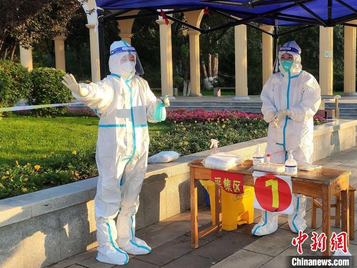 圖為女兒張會麗在核酸檢測點消殺?！』⑴_街道辦供圖