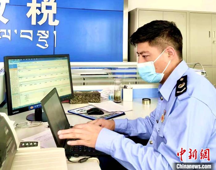 圖為疫情下昌都稅務(wù)部門推出多項(xiàng)線上服務(wù)，工作人員堅(jiān)守崗位?！〔际卸悇?wù)局供圖