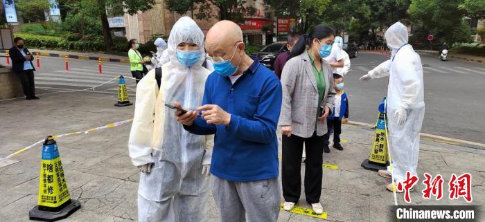向鳳群在山水黔城社區(qū)參加志愿服務(wù)，幫助老人完成核酸程序注冊?！?伍春華供圖