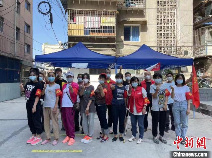獨居老人柳從梅(第一排左二)參加抗疫志愿工作，與志愿者合影?！∥榇喝A供圖。