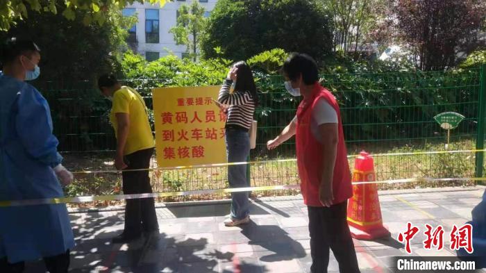 開陽的何克仙在社區(qū)幫助維護秩序。　伍春華供圖