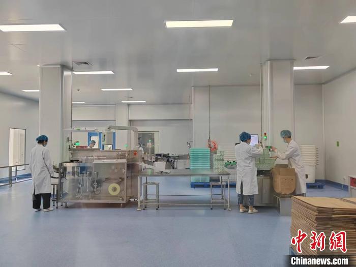 8日，山西立業(yè)制藥氯法齊明軟膠囊生產(chǎn)車間內(nèi)，伴隨著機(jī)器的轟鳴聲，流水線快速高效運(yùn)轉(zhuǎn)，一派繁忙景象?！「哂昵?攝