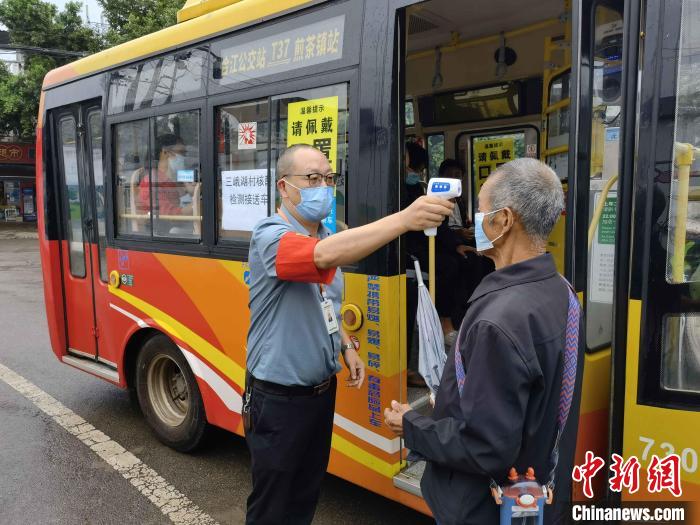 成都街頭現(xiàn)“核酸檢測(cè)流動(dòng)服務(wù)公交車”?！〕啥际泄患瘓F(tuán)供圖